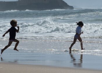 Praticante de kitesurf russo morre na praia Supertubos