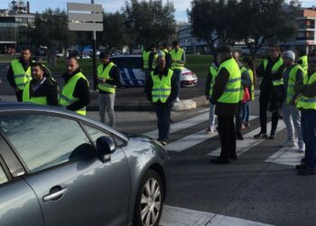 Cerca de 60 coletes amarelos manifestam-se e bloqueiam entradas de Leiria (com galeria)