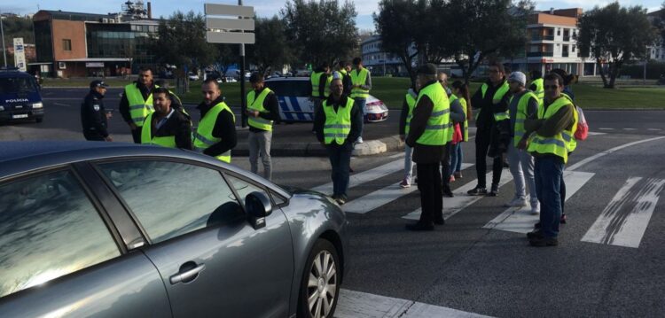 Cerca de 60 coletes amarelos manifestam-se e bloqueiam entradas de Leiria (com galeria)
