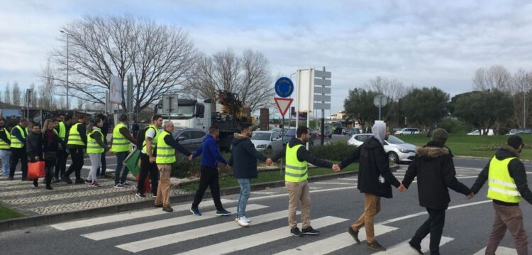 Coletes amarelos mantêm-se na rotunda da Grelha