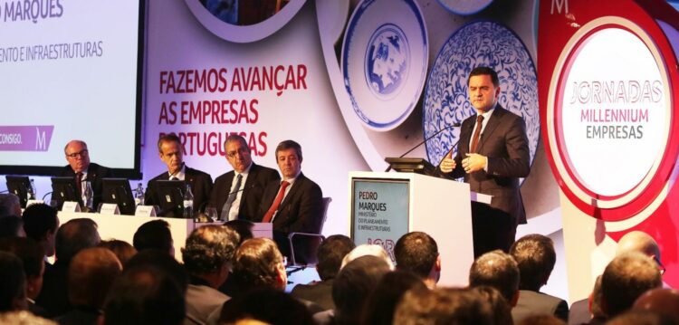 Governo estuda viabilidade de aeroporto civil em Monte Real