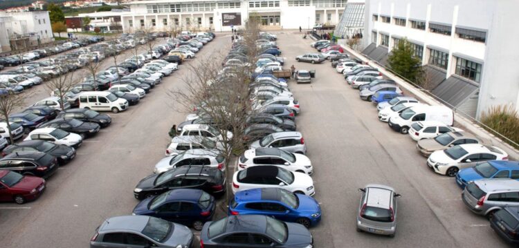 Politécnico de Leiria: falta estacionamento ou há carros a mais?
