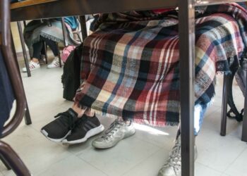 Aulas com mantas, gorros e luvas