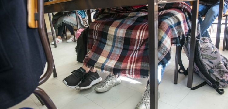Aulas com mantas, gorros e luvas