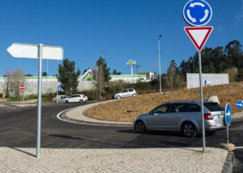 Condutores entram em contramão na rotunda de acesso ao Leroy Merlin