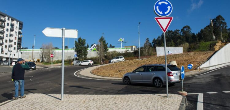 Condutores entram em contramão na rotunda de acesso ao Leroy Merlin