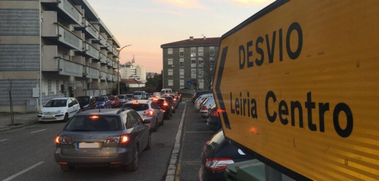 Corte de trânsito provoca caos nos Capuchos