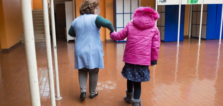 Funcionários financiam ilegalmente custos de deslocações entre escolas