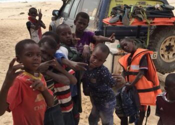 Fazem-se aos trilhos do Dakar e deixam solidariedade em cada aldeia