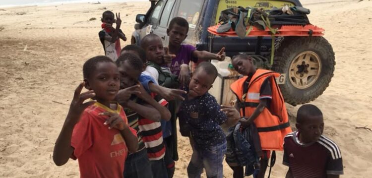 Fazem-se aos trilhos do Dakar e deixam solidariedade em cada aldeia