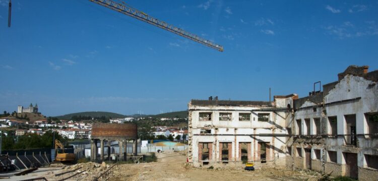 Obras da antiga central de Porto de Mós retomadas até ao Verão
