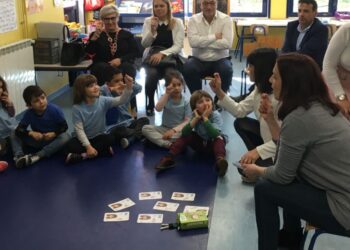 Crianças aprendem língua gestual e braille a brincar