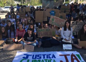 Jovens de Leiria manifestam-se em frente à Câmara a favor do Ambiente