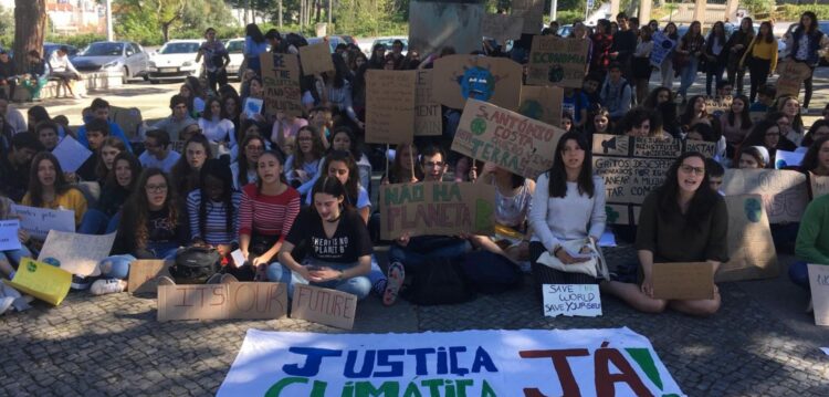 Jovens de Leiria manifestam-se em frente à Câmara a favor do Ambiente