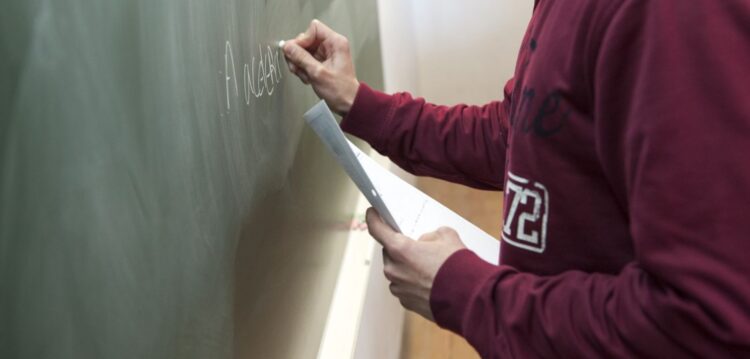 Prémio AGIR combate abandono escolar