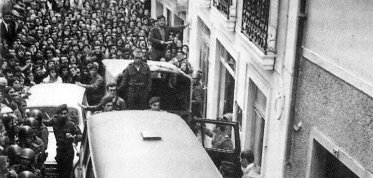 25 de Abril: revolta de uma juventude contra as muralhas de um País enclausurado