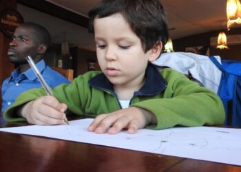Andrés troca desenhos por doações para os meninos de Moçambique
