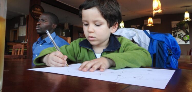 Andrés troca desenhos por doações para os meninos de Moçambique