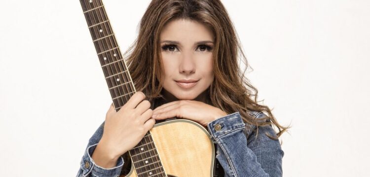 Brasileira Paula Fernandes é cabeça-de-cartaz da FeirOurém 2019