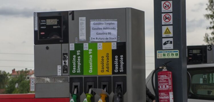 Já falta combustível em vários postos do distrito