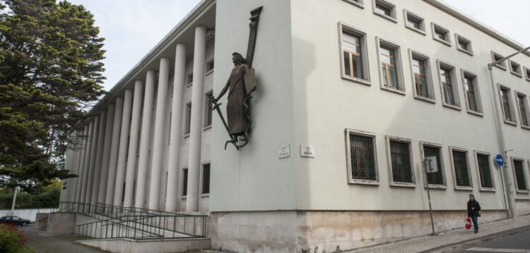 Tribunal de Leiria condena acusados de homicídio a penas de 12 e 13 anos de prisão