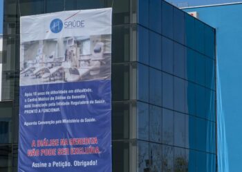 Carrinha estacionada junto ao Ministério da Saúde reivindica diálise para a Benedita