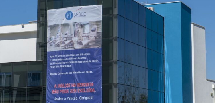 Carrinha estacionada junto ao Ministério da Saúde reivindica diálise para a Benedita