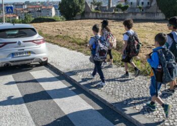 De coração apertado, há pais que permitem liberdade às crianças
