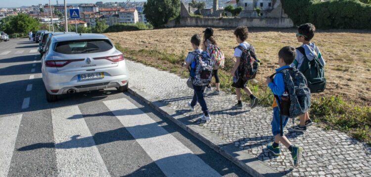 De coração apertado, há pais que permitem liberdade às crianças
