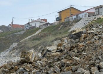 Derrocadas na praia de Água de Madeiros assustam moradores