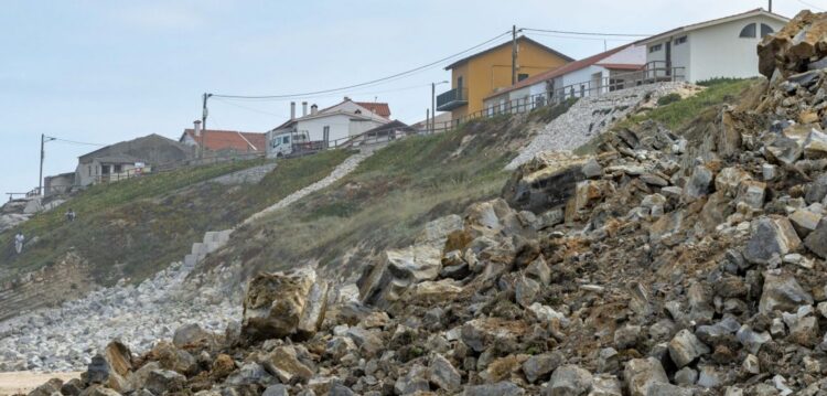 Derrocadas na praia de Água de Madeiros assustam moradores
