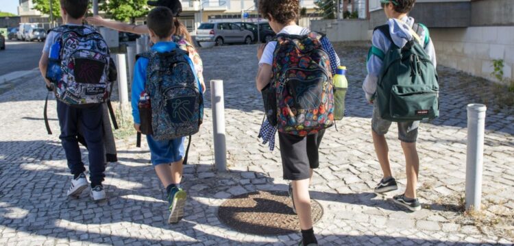 Receios dos pais travam autonomia das crianças
