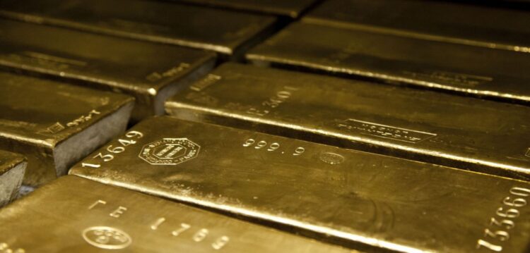 ACTUALIZADA – Tinha 900 mil euros em barras de ouro e notas escondias em jacuzzi