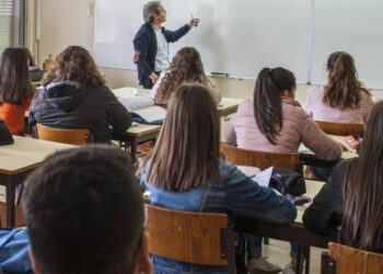 Professores cansados e desmotivados arrastam-se para as salas de aula