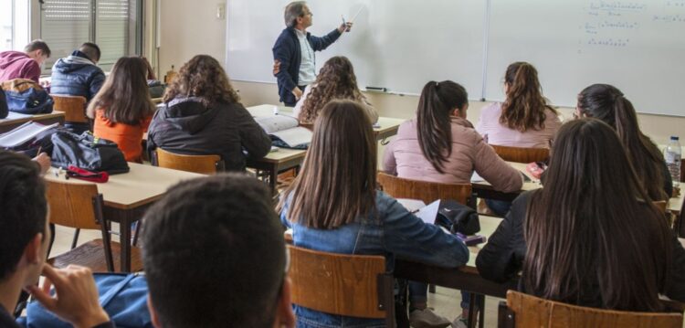 Professores cansados e desmotivados arrastam-se para as salas de aula