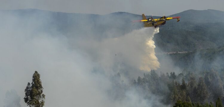 Incêndio em Pombal mobiliza sete meios aéreos