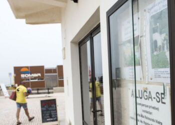 Procura de alojamento para férias em queda nas praias da região