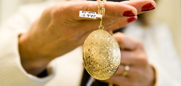 Aumento dos preços volta a animar mercado da compra de ouro usado