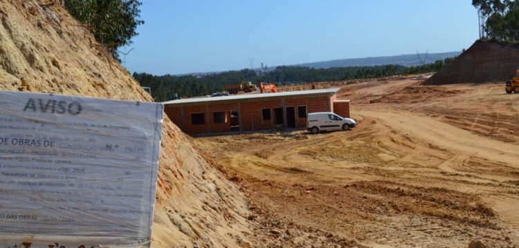Câmara de Leiria embargou obras de aviário no Picheleiro