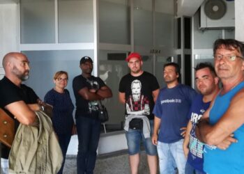 Dez trabalhadores da empresa de limpezas BEYEVA reclamam salários em atraso à porta da firma