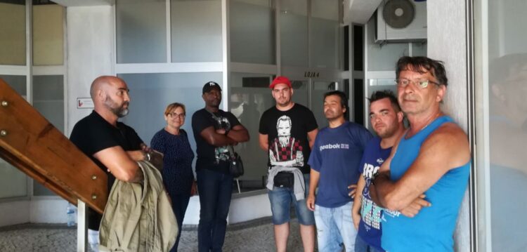 Dez trabalhadores da empresa de limpezas BEYEVA reclamam salários em atraso à porta da firma
