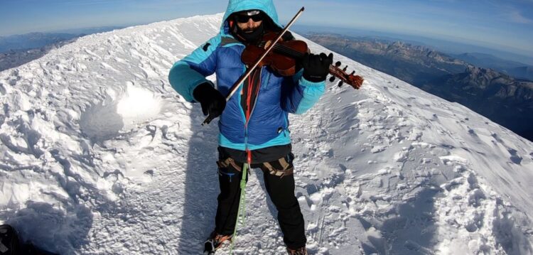 Nuno Santos tocou violino no cume da montanha mais alta da Europa ocidental