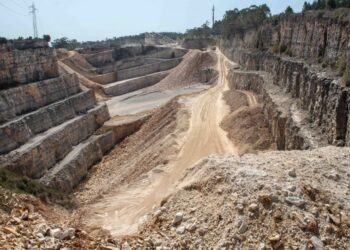 Pedreira em Fátima está a apenas 20 metros da A1 (veja a galeria)