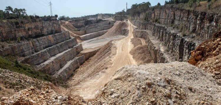Pedreira em Fátima está a apenas 20 metros da A1 (veja a galeria)
