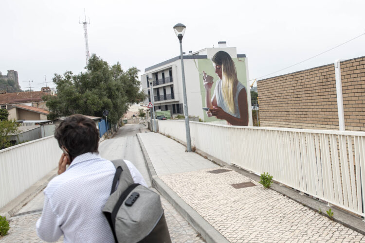 Há uma invasão silenciosa a contar histórias nas paredes de Leiria