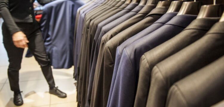 Comerciantes reclamam de saldos a qualquer altura do ano