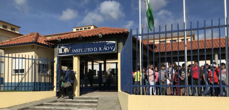 IDJV coloca 18 professores em ‘lay off’