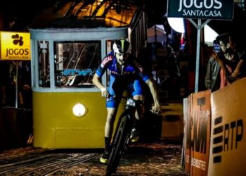 Loucas corridas contra táxis deram-lhe pernas para chegar à Glória