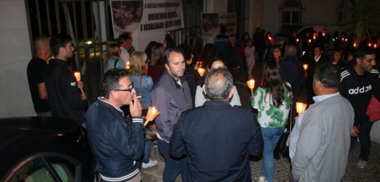 Mais de 140 pessoas em vigília contra demolições em praias de Alcobaça