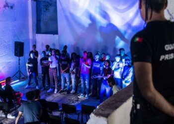“Sai deste labirinto, encontra uma saída”